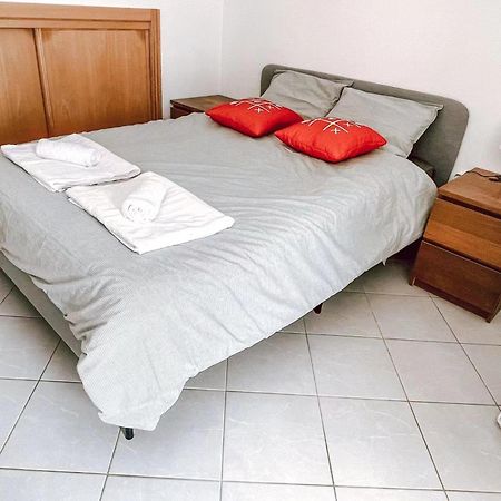 Seaside Room In A Peniche Townhouse Featuring A Private Bathroom And Shared Access To The Swimming Pool And Kitchen Atouguia Da Baleia Exterior foto