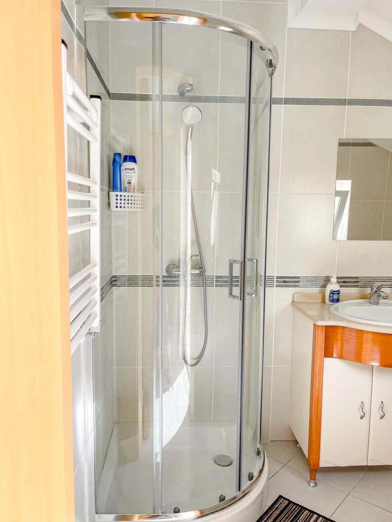 Seaside Room In A Peniche Townhouse Featuring A Private Bathroom And Shared Access To The Swimming Pool And Kitchen Atouguia Da Baleia Exterior foto